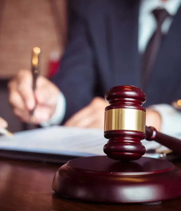 Mazo de juez sobre la mesa, símbolo del procedimiento judicial de tutela laboral
